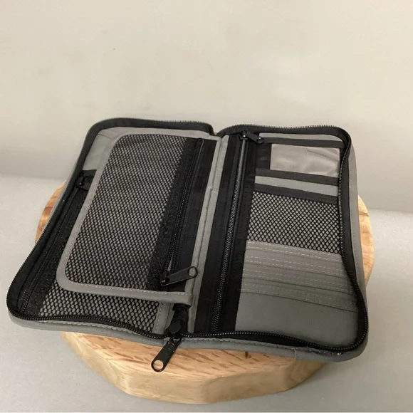 ⚫️ L L Bean Documents / Passport / Travel Organizer - Unisex - Excellent - Picture 7 of 12